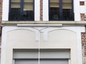 Cache-câbles pour les devantures de bâtiments