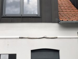 Façade en cours de pose de Cable Cover, le cache cables des facades de batiments