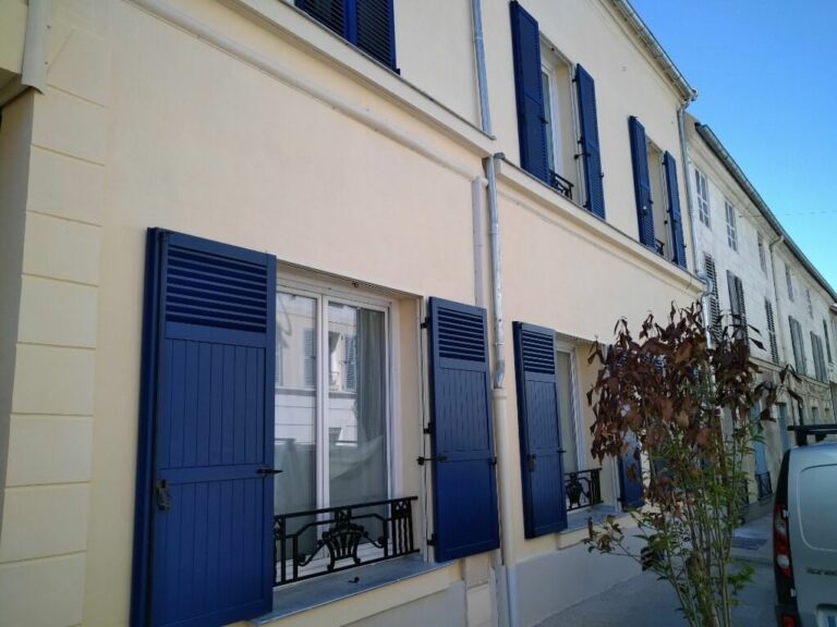 Façade avec Cable cover, le cache-câbles