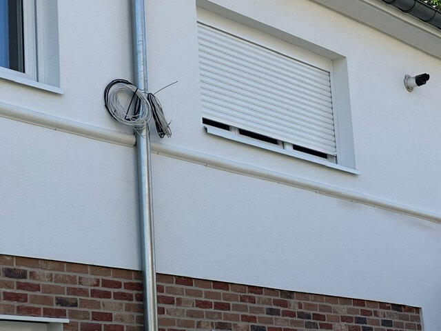 Cache cables facade crépi